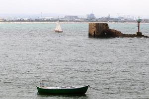 un faro es un relativo a la navegación punto de referencia ese es usado a identificar costas y localizar buques. foto