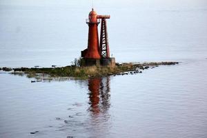 un faro es un relativo a la navegación punto de referencia ese es usado a identificar costas y localizar buques. foto