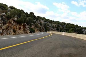 la carretera en el montañas en del Norte Israel. foto