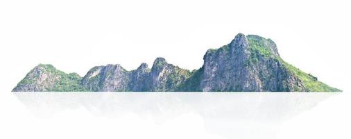 panorama montaña con árbol aislar en blanco antecedentes foto