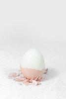 el agrietado cáscara de un agrietado huevo se sienta cerca foto