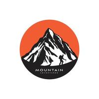 montaña emblema logo diseño aislado blanco antecedentes. vector ilustración