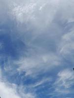 hermosas nubes blancas sobre fondo de cielo azul profundo. grandes nubes esponjosas suaves y brillantes cubren todo el cielo azul. foto