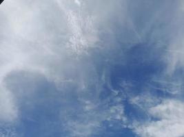 hermosas nubes blancas sobre fondo de cielo azul profundo. grandes nubes esponjosas suaves y brillantes cubren todo el cielo azul. foto