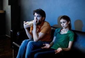 noche televisión acecho y un casado Pareja con palomitas de maiz en un plato foto