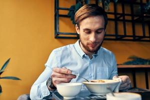 restaurante hombre sopa y varios platos bocadillo a trabajo almuerzo descanso foto