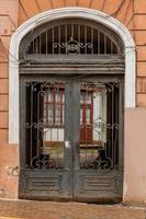 un antiguo portón con un corredor líder a el patio de el casa foto