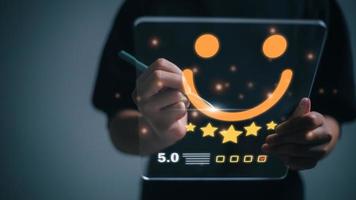 el cliente crea un contento cara sonriente símbolo utilizando un digital bolígrafo en un futurista virtual interfaz pantalla. el consumidor respondido el encuesta en un conceptual forma. foto