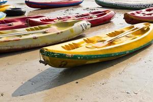 viejos kayaks coloridos foto