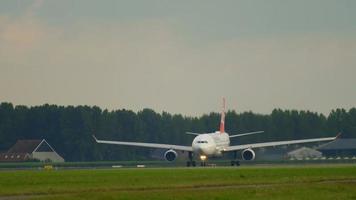 amsterdam, de nederländerna juli 25, 2017 - turkiska flygbolag flygbuss 330 tc jof accelerera innan ta av på polderbaan 36l, klm boeing 737 närmar sig på bakgrund. shiphol flygplats, amsterdam holland video