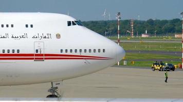 Düsseldorf, Alemanha Julho 22, 2017 - Unidos árabe Emirados real voar boeing 747 a6 mmm taxiando antes partida. düsseldorf aeroporto video