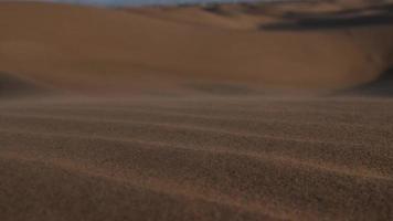 sabbia soffiaggio nel lento movimento su deserto sabbia duna video