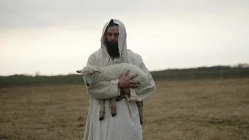 Jésus le bien berger en portant bébé mouton, agneau video