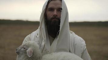 berger en portant bébé agneau, mouton, christianisme video