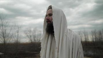 hombre en blanco túnica vestido como Jesús enseñando, predicación video