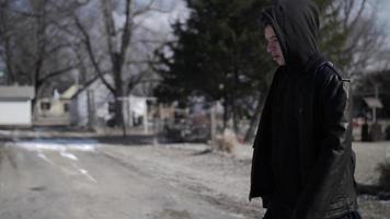 jovem homem vestindo casaco caminhando dentro lento movimento video