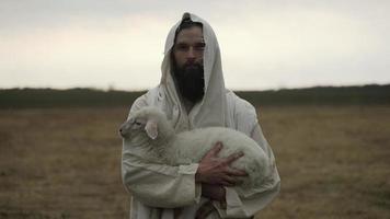 pastor segurando bebê cordeiro, ovelha, cristandade video