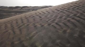 caméra des casseroles à travers le sable dune dans désert video