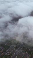 Zeit Ablauf von schnell ziehen um dramatisch und Regen Wolken Über England video