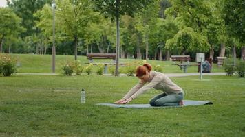 Jeune femme Faire étendue des exercices. video