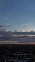 Antenne Aussicht von Luton Stadt von England während dunkel Nacht. video