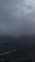 tijd vervallen van snel in beweging dramatisch en regen wolken over- Engeland video