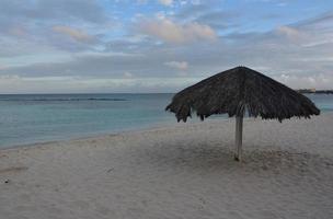 playa choza en un blanco arena playa en aruba foto