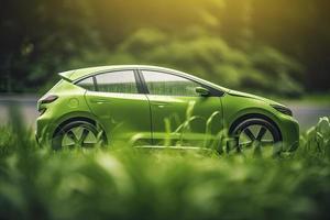 eléctrico coche con verde hoja icono en difuminar césped fondo, ecología y ambiente concepto foto