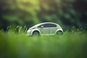 eléctrico coche con verde hoja icono en difuminar césped fondo, ecología y ambiente concepto foto