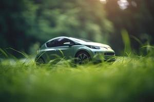 eléctrico coche con verde hoja icono en difuminar césped fondo, ecología y ambiente concepto foto