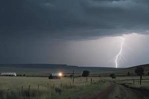 dramático relámpago rayo tornillo Huelga en luz rural rodeando malo clima oscuro cielo foto
