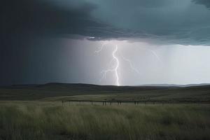 dramático relámpago rayo tornillo Huelga en luz rural rodeando malo clima oscuro cielo foto