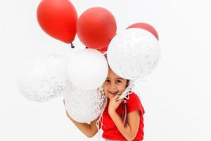 hermosa pequeño chica, con pelotas en blanco antecedentes foto