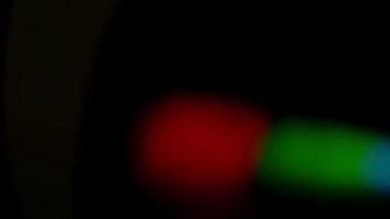 prisma regenboog licht fakkels bedekking Aan zwart achtergrond video