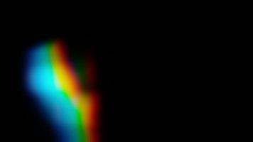 Prisma Regenbogen Licht Fackeln Overlay auf schwarz Hintergrund video