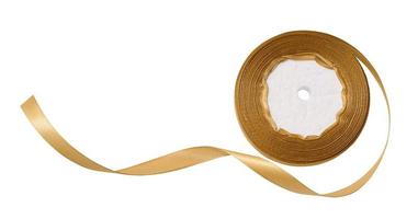 un carrete con un dorado seda cinta en un blanco aislado fondo, un objeto para decoración foto