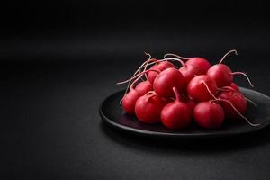 delicioso Fresco crudo rojo rábano para haciendo sano ensalada foto