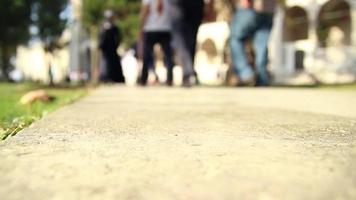 le image de le flou pieds de gens en marchant dans une historique lieu, gens visite culturel lieux, les musulmans viens à le mosquée à prier video