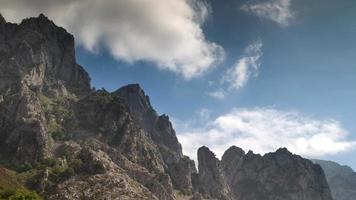 timelapse van de verbijsterend fuente de berg reeks in de picos de europa nationaal park, Spanje video