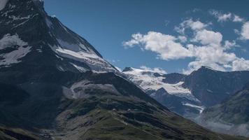 materia y rodeando montañas en el suizo Alpes con fantástico nube formaciones video