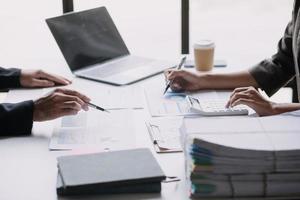 los analistas financieros analizan los informes financieros de negocios en un proyecto de inversión de planificación de tabletas digitales durante una discusión en una reunión de empresas que muestran los resultados de su exitoso trabajo en equipo. foto