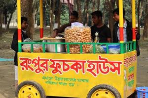 rangpur, Bangladesh 2023. fusca chotpoti es popular calle comida carro y vendedor de Bangladesh y India. esta comida mira me gusta patatas fritas.a borde del camino tienda indio bengalí comida plato y maceta. foto
