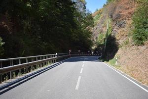 país la carretera en un profundo estrecho Valle foto