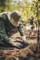 plantando arboles para un sostenible futuro. comunidad jardín y ambiental conservación - promoviendo habitat restauracion y comunidad compromiso en tierra día foto