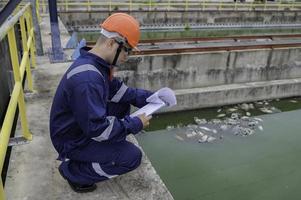 agua planta mantenimiento tecnicos, mecánico ingenieros cheque el controlar sistema a el agua tratamiento planta. foto