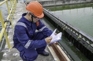 agua planta mantenimiento tecnicos, mecánico ingenieros cheque el controlar sistema a el agua tratamiento planta. foto