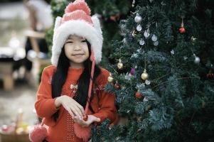 retrato de pequeño niña en Navidad festival asiático niño invierno fiesta foto
