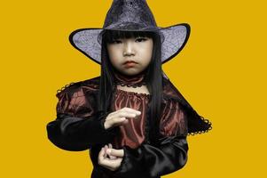 retrato de niña asiática con traje de bruja, concepto de festival de halloween foto