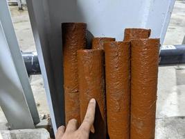 sucio cartucho filtrar después reemplazo, ese tenido contaminado con lodo agua. el foto es adecuado a utilizar para industrial póster, agua tratamiento contenido medios de comunicación y residuos agua tratamiento proyecto.