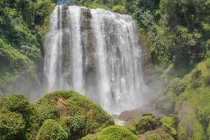 paisaje foto de genial agua otoño en el viaje destino semarang central Java. el foto es adecuado a utilizar para aventuras contenido medios de comunicación, naturaleza póster y bosque antecedentes.